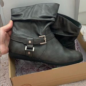 Grey booties with small buckle